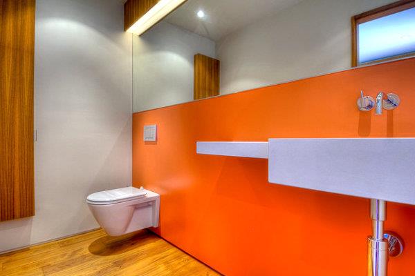 φωτεινά χρώματα σε εσωτερικό σχεδιασμό τοίχου πορτοκαλί μπάνιο