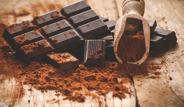 λαμπερό δέρμα προσώπου υγιεινές τροφές μαύρη σοκολάτα τρώνε 70 τοις εκατό κακάο