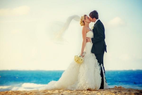 Νύφη και γαμπρός φιλιά στην παραλία