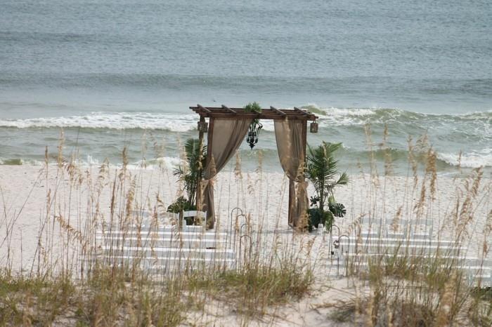 γαμήλια παραλία στην ελεύθερη γαμήλια τελετή στον ωκεανό