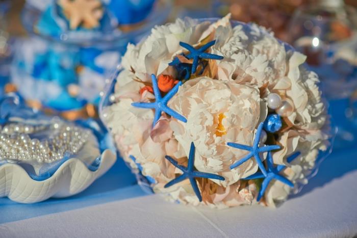 γαμήλια ανθοδέσμη παραλιών με παιώνιες μπλε αστερίες μαργαριτάρια
