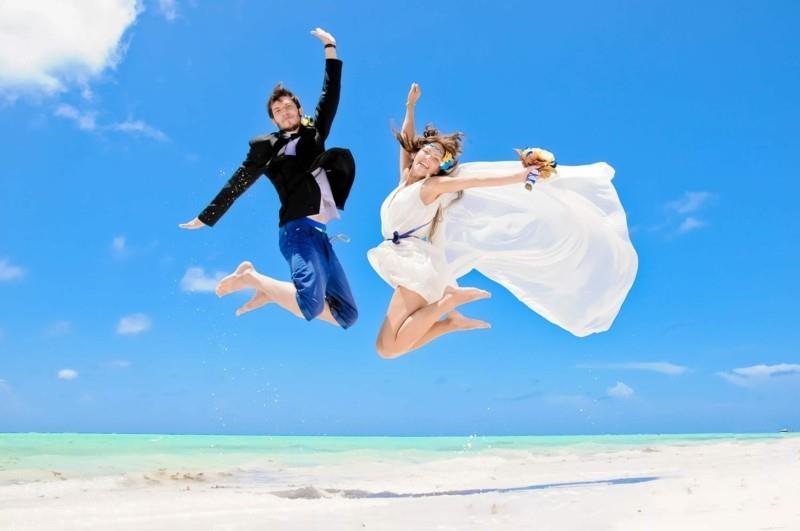 παραλία γάμος νύφη και γαμπρός άνοιξη στην παραλία καλοκαιρινή ιδέα γάμου φωτογραφία
