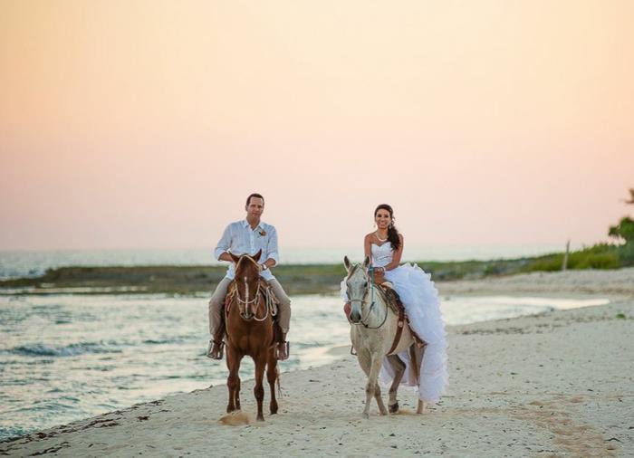 γαμήλιο φόρεμα παραλίας μπλε καρέκλες ροζ φυσικό ρομαντισμό