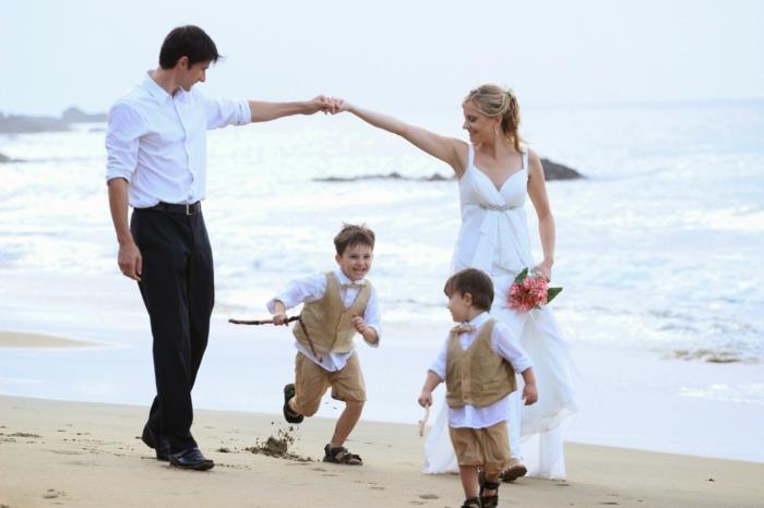 γαμήλιο φόρεμα παραλίας μπλε καρέκλες ροζ φυσική άσπρη οικογένεια