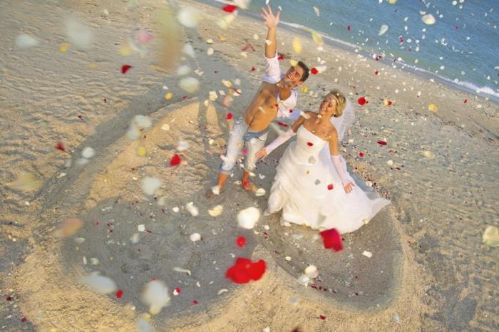 γαμήλιο φόρεμα παραλίας μπλε καρέκλες ροζ φυσική άσπρη οικογένεια