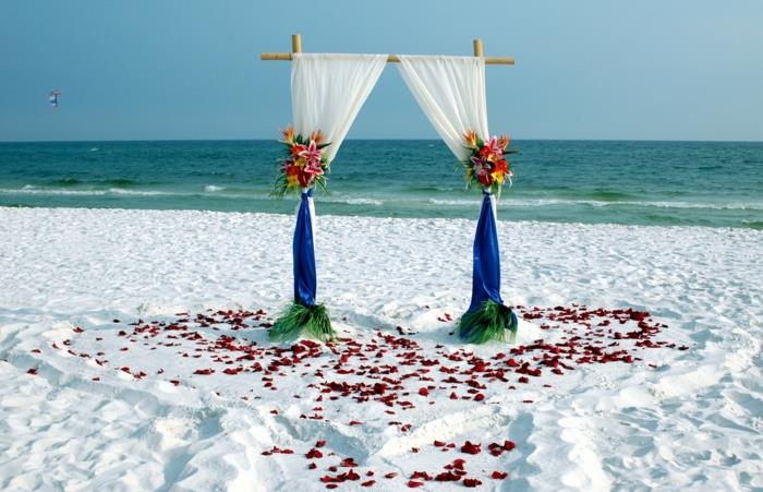 γαμήλιο φόρεμα παραλίας μπλε καρέκλες ροζ φυσική λευκή άμμος
