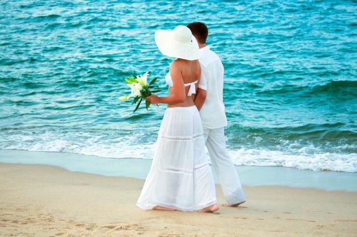 γαμήλιο φόρεμα παραλίας μπλε καρέκλες ροζ φυσικό λευκό κακό 70s