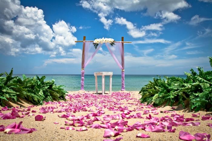 γαμήλιο φόρεμα παραλίας μπλε καρέκλες ροζ
