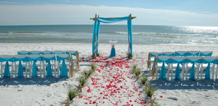 γαμήλιο φόρεμα παραλίας μπλε καρέκλες