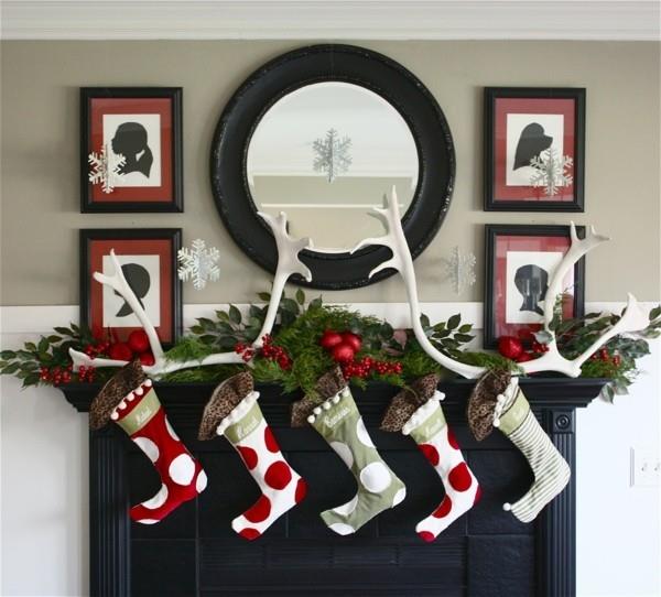κάλτσες χριστουγεννιάτικο τζάκι διακοσμούν ντεκό κορδέλες