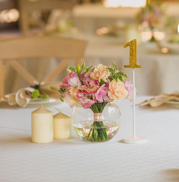 κολωνάκια κεριά λουλούδια διακοσμήσεις γαμήλιου τραπεζιού