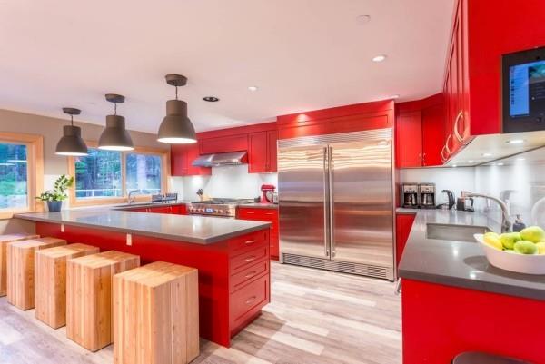 σούπερ μοντέρνα κουζίνα σε κόκκινο σχεδιασμένο ξύλινο σκαμπό Καναδικά ονειρεμένα σπίτια