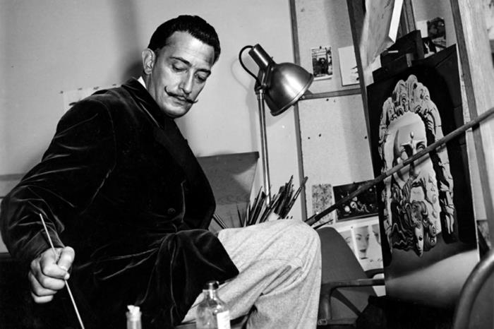 καλλιτέχνης του σουρεαλισμού salvador dali στη δουλειά