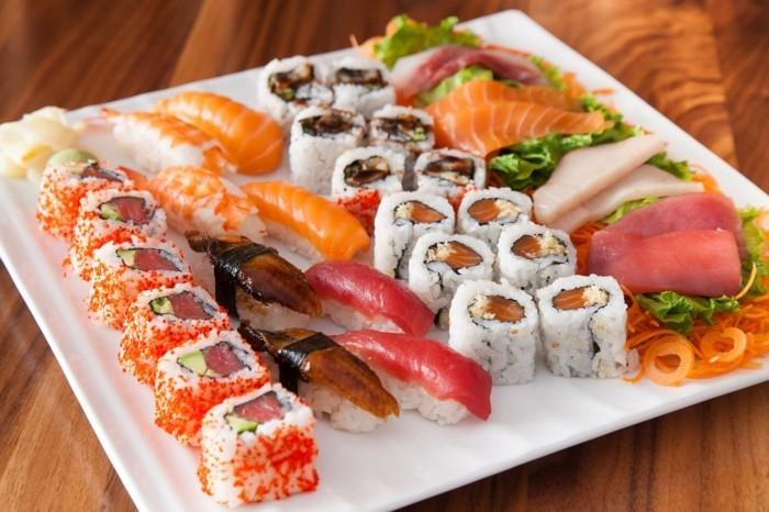πιάτο suschi διαφορετικούς τύπους στο πιάτο