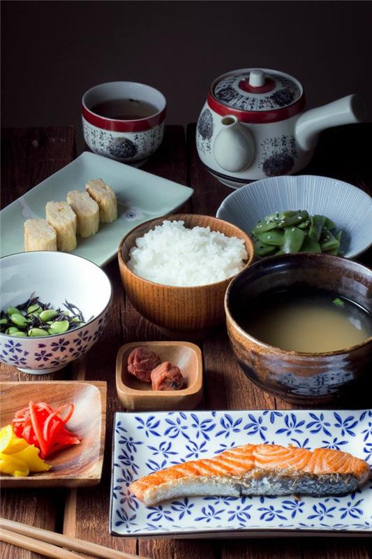 επιτραπέζια σούσι σετ μπολ από ιαπωνική παράδοση από ξύλο και πορσελάνη