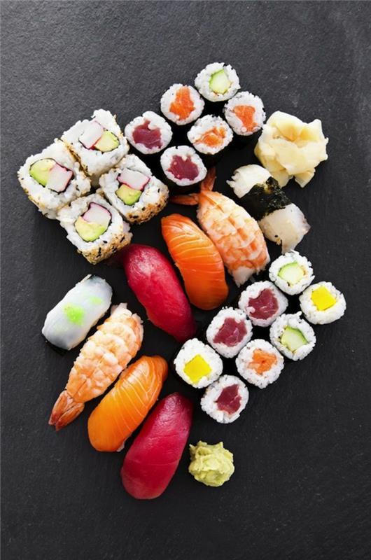 τα πιάτα σούσι θέτουν την ιαπωνική παράδοση