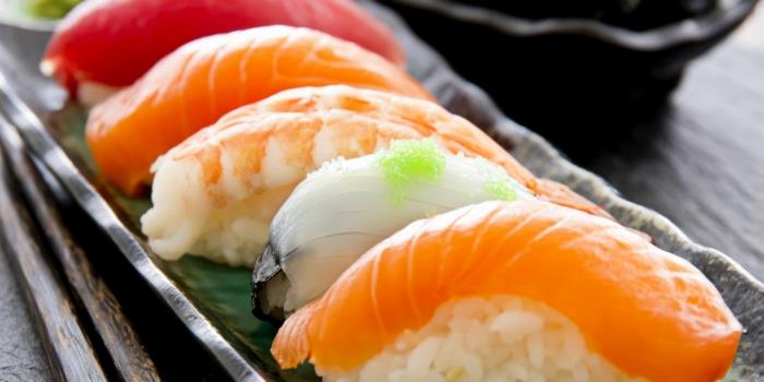 σούσι-ρύζι-μαγείρεμα-ωμό-καπνιστό-ψάρι-καβούρια