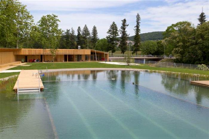πισίνα χωρίς πισίνα χλωρίου Ελβετία φυσική πισίνα χωρίς χλώριο βιώσιμη σχεδίαση