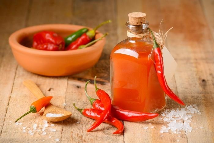 salsa di tabasco fatta in casa nella piccola bottiglia di vetro