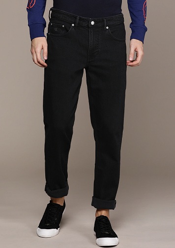 „Calvin Klein“ siaurėjantys juodi džinsai