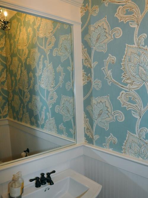 ταπετσαρία στο μπάνιο φωτεινό μπλε καθρέφτη μοτίβο λουλουδιών