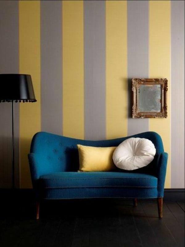 μοτίβο ταπετσαρίας ρίγες κίτρινο μπεζ συνδυασμός μπλε καναπές