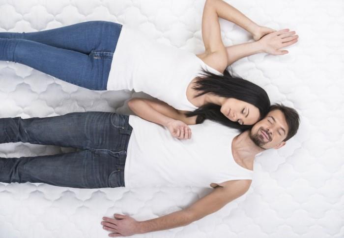 τσέπη ελαστικό στρώμα νεαρό ζευγάρι