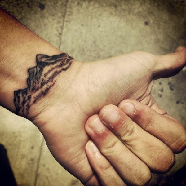 ιδέες καρπού τατουάζ για άνδρες βουνά