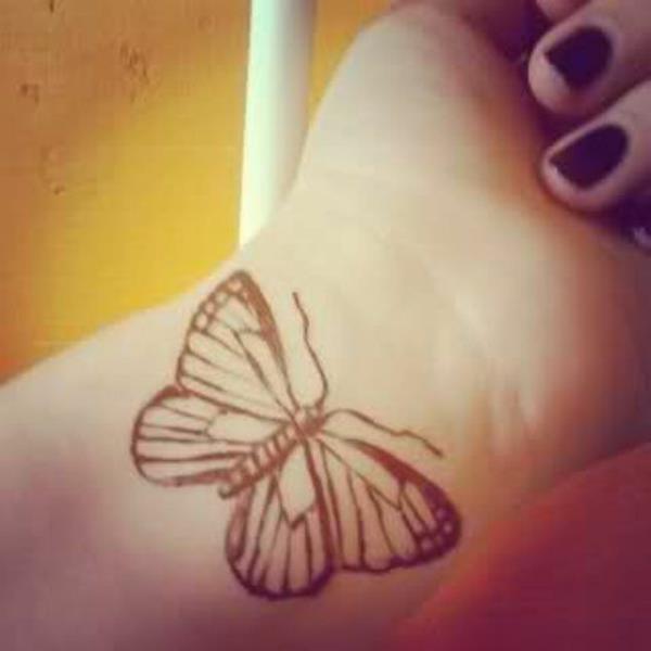 τατουάζ στον καρπό ιδέες πεταλούδα