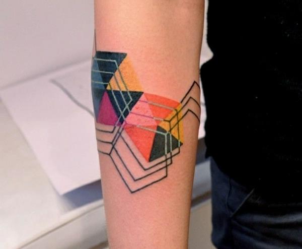 χρώμα τατουάζ βραχίονα τατουάζ γεωμετρικό μοτίβο