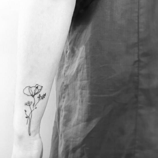 τατουάζ καρπό πίσω λουλούδια μινιμαλιστικό