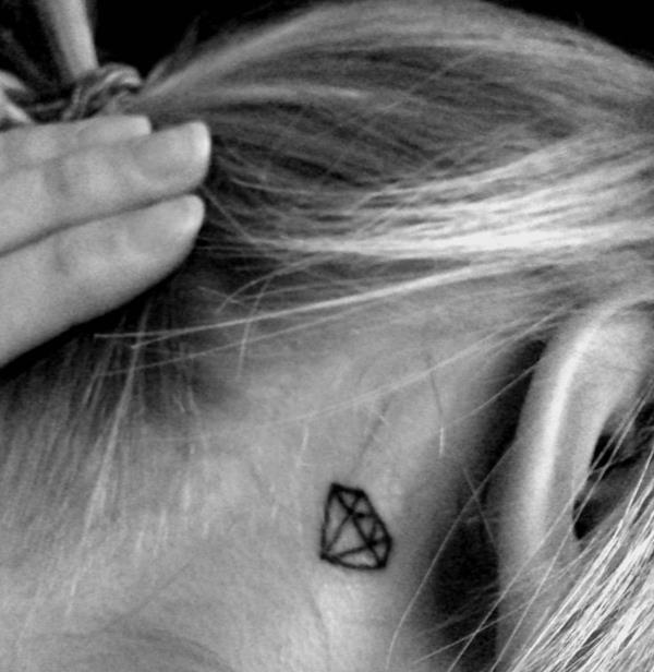 τατουάζ πίσω από το αυτί διαμάντι μοτίβο