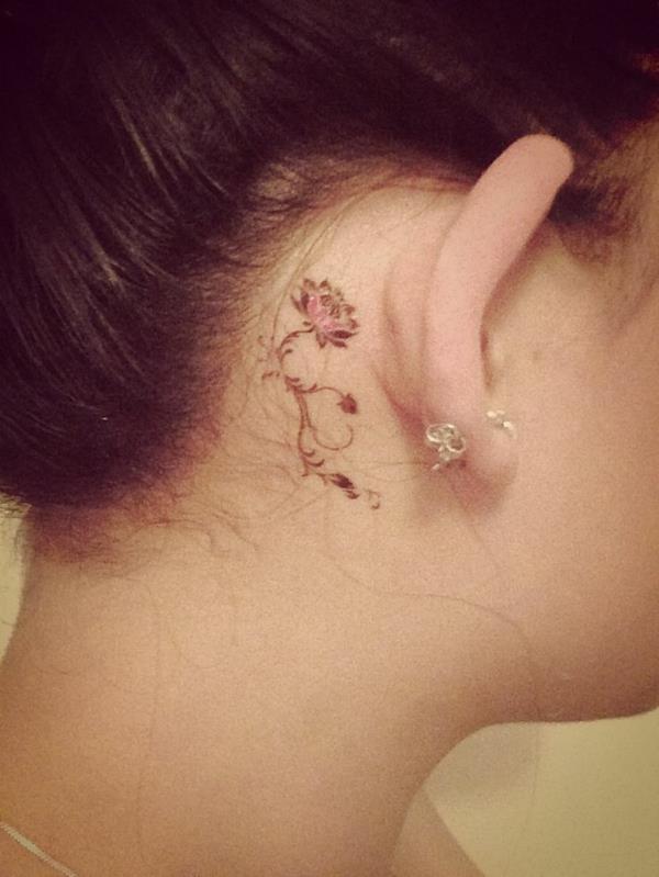 τατουάζ πίσω από το αυτί τατουάζ λουλούδι