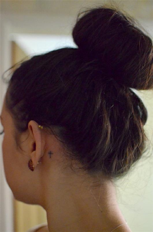 τατουάζ πίσω από τα αυτιά μοτίβα σταυρό
