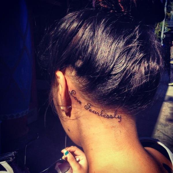 τατουάζ πίσω από το αυτί γραμματοσειρές τατουάζ