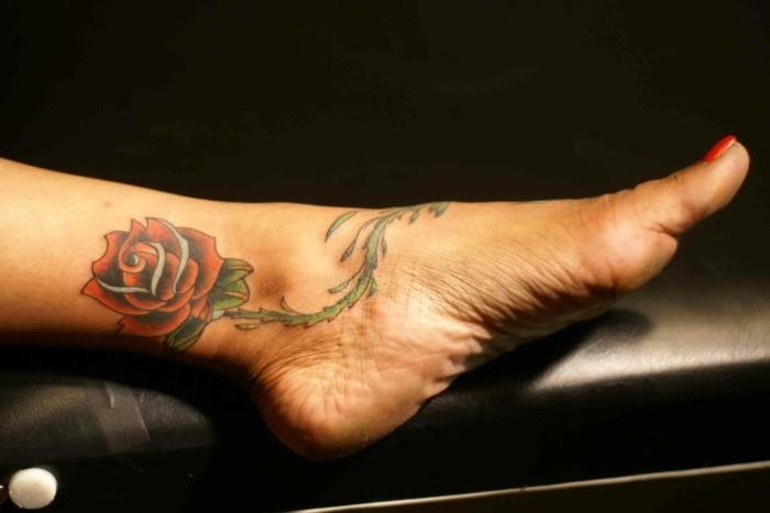 τατουάζ αστράγαλο ασυνήθιστη ιδέα για fruen όμορφο τριαντάφυλλο