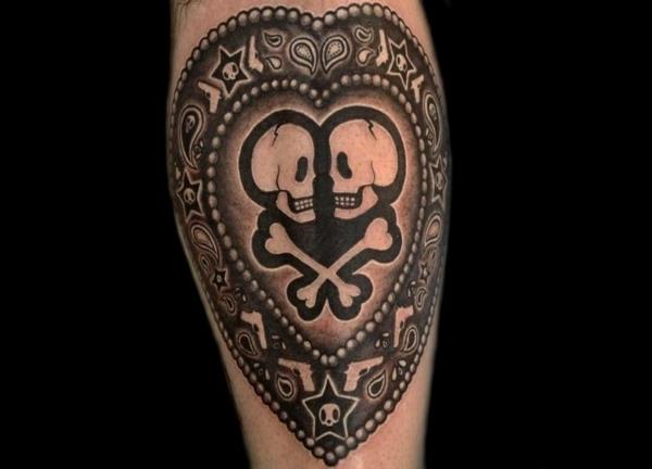 μοτίβα τατουάζ πόδι καρδιά κρανίο