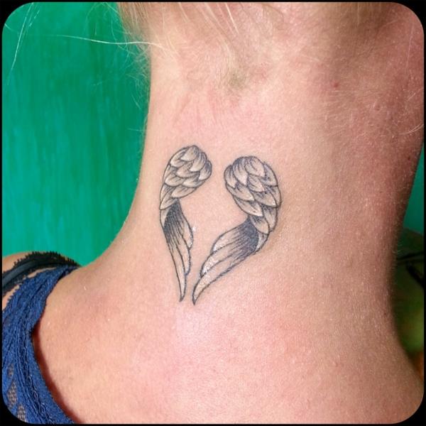 μοτίβα τατουάζ καρδιά φτερά στο λαιμό απλά κομψό