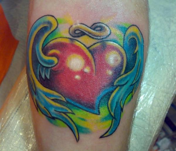 μοτίβα τατουάζ καρδιά με φτερά χρωματισμένα