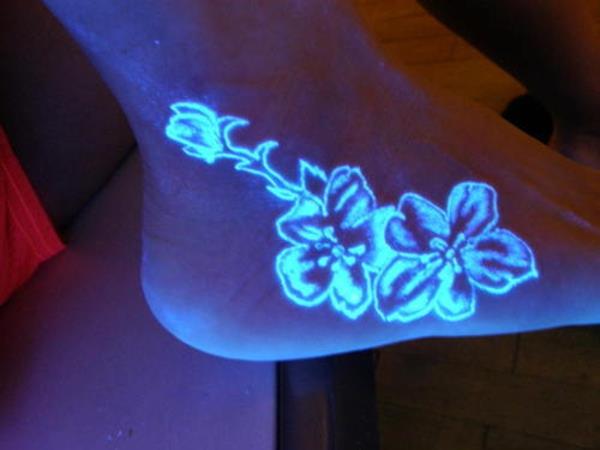 τατουάζ πόδι μαύρο φως τατουάζ λουλούδια
