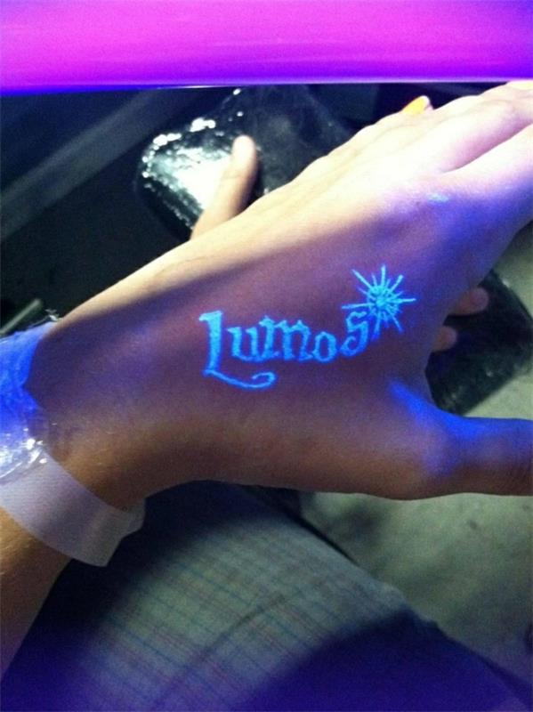 τατουάζ μαύρο φως τατουάζ χέρι
