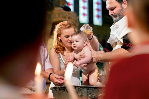 τελετή βάπτισης εκκλησία νεογέννητου παιδιού