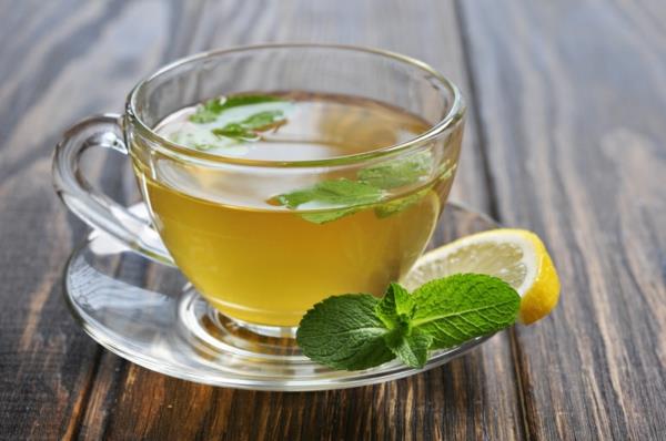 Προετοιμάστε το τσάι πράσινο δυόσμο υγιεινό