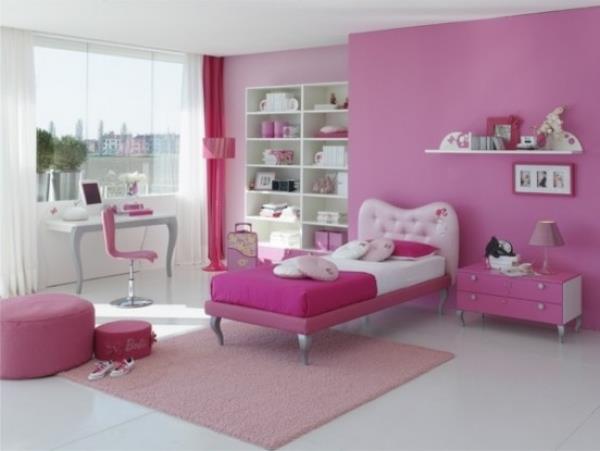 εφηβικό δωμάτιο βαθύ σωρό χαλί στρογγυλό οθωμανικό και ροζ τοίχο