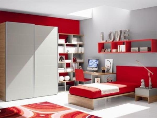 εφηβικό δωμάτιο κόκκινοι τοίχοι κλινοσκεπάσματα και κεφαλάρια