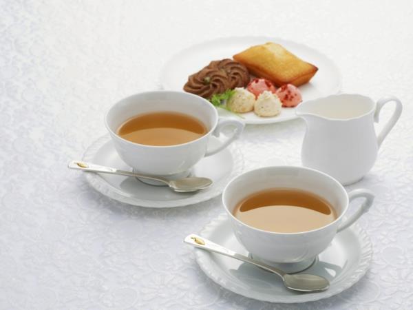 τα φλιτζάνια τσαγιού πίνουν απλά λευκό τσάι
