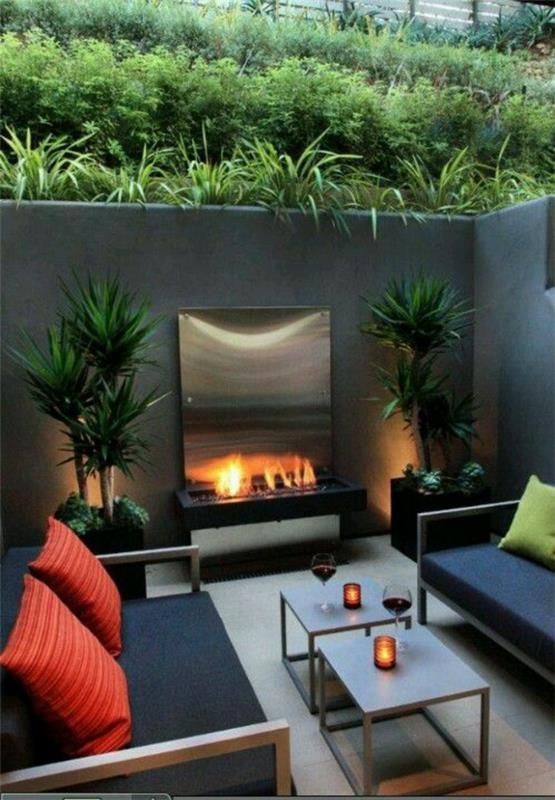 βεράντα σχεδιασμός καναπές τραπεζάκι τζάκι φυτά