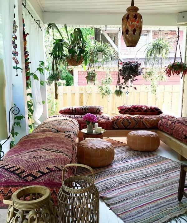 βεράντα ανατολίτικη διακόσμηση ρίξτε μαξιλάρια καναπές