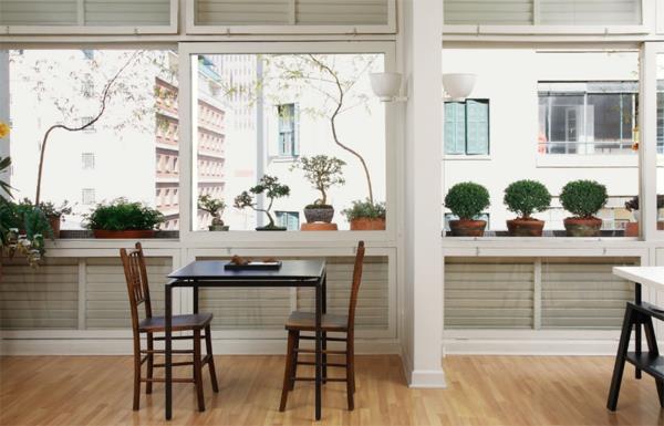 ιδέες σχεδιασμού βεράντας ξύλινα έπιπλα τραπεζοκαθίσματα σε γλάστρες φυτά παράθυρο