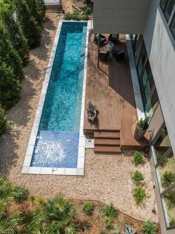 ορθογώνια πισίνα καθιστικό με ξύλινο δάπεδο
